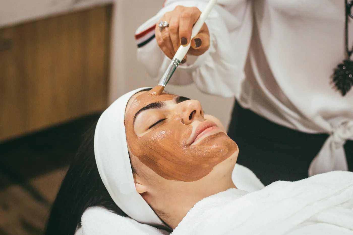 Soin du visage relaxant en institut de beauté