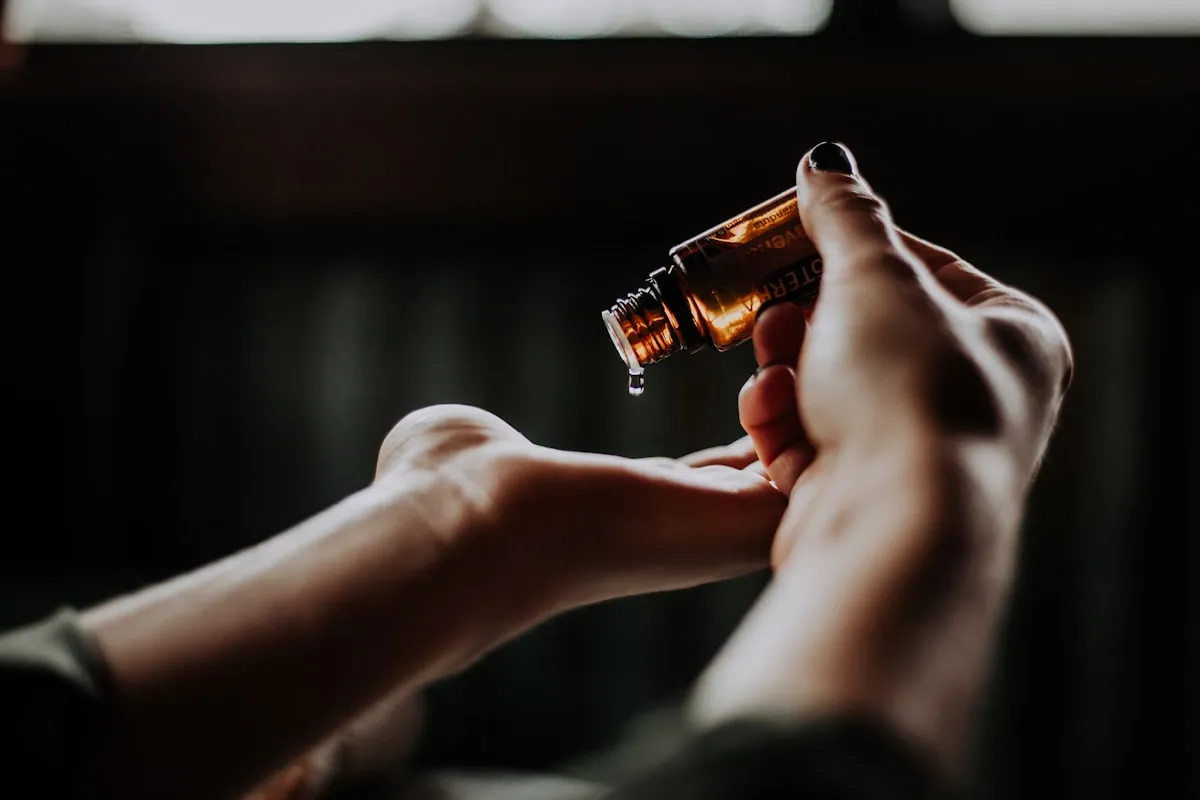 Huiles essentielles versées pour un rituel corps