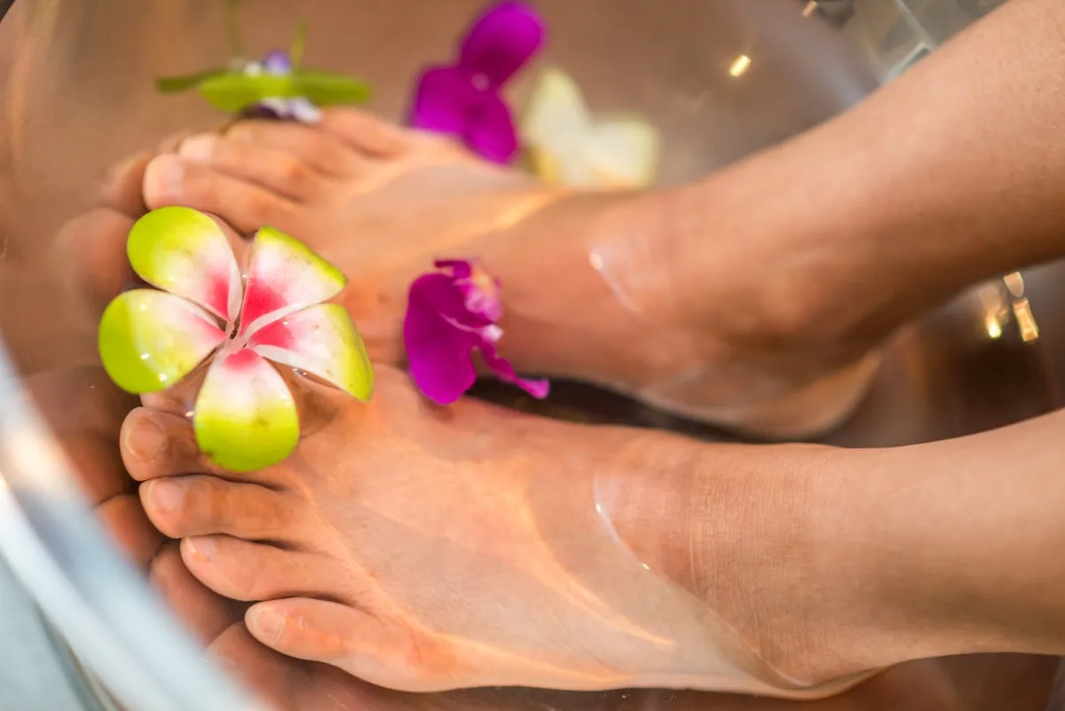 Soin des pieds en cabine avec fleurs tropicales