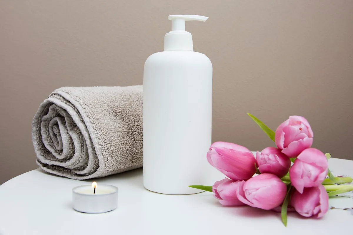 Produits spa, serviette et bougie — ambiance cabine