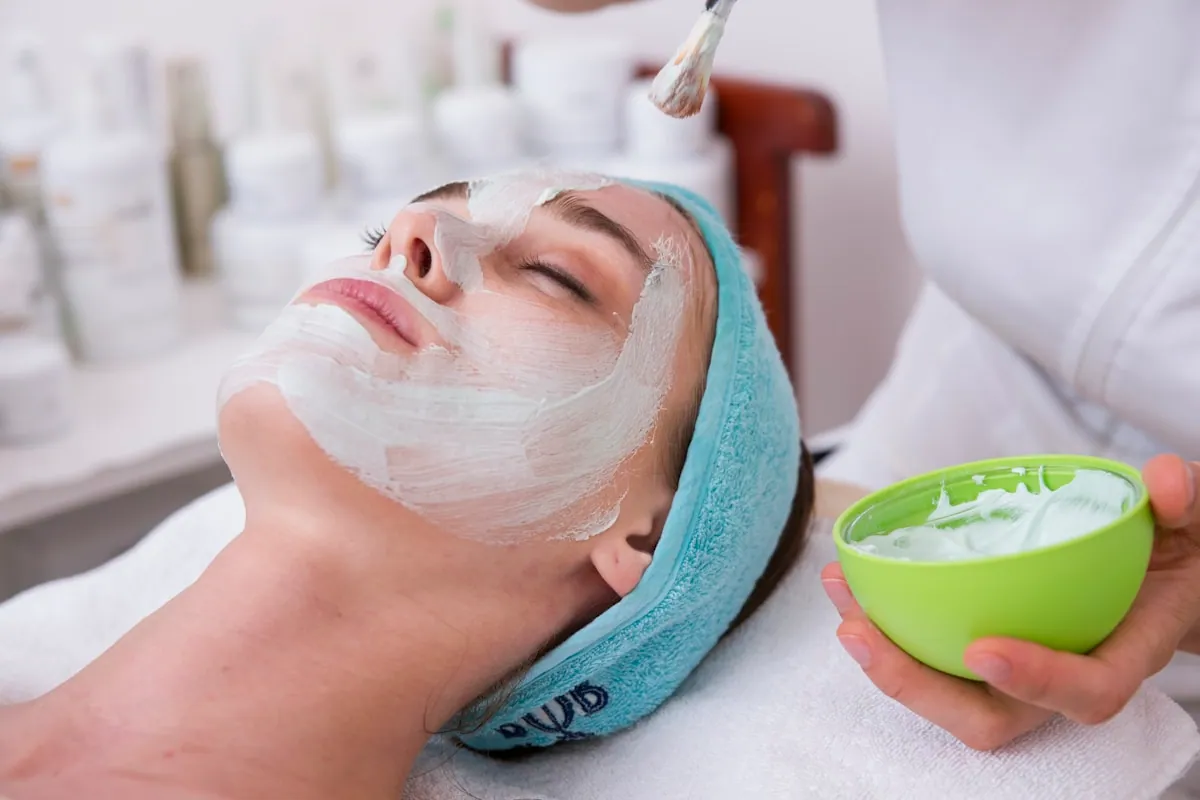 Application d'un soin visage hydratant